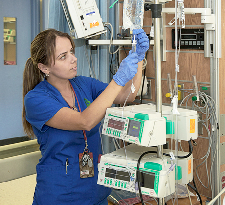 Nadiya Bubniv, enfermera registrada, Unidad de Cuidados Intensivos, preparando una solución intravenosa.