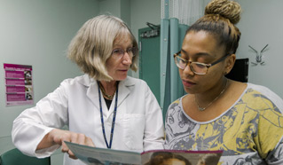 La Dra. Harriet Smith, directora de Oncología Ginecológica, con una paciente.