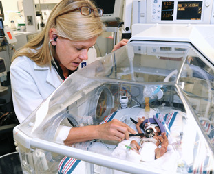 La Dra. Barbara Russell, Jefe, Neonatología, controlando el latido del corazón de un paciente neonatal.